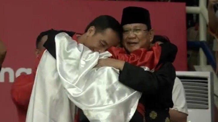 Capres nomor urut 01 Joko Widodo berjabat tangan dengan capres nomor urut 02 Prabowo Subianto (ANTARA FOTO/Hafidz Mubarak A)