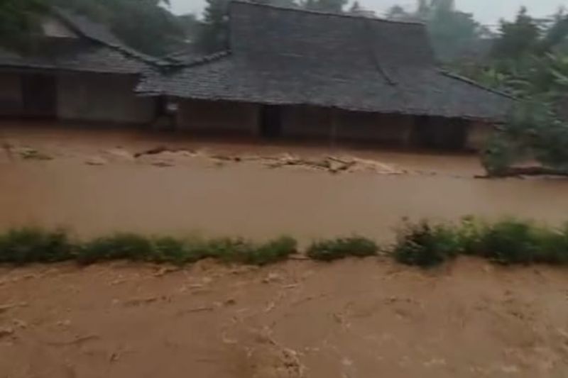 Desa di 3 Kecamatan Boyolali Terendam Banjir, Tinggi Air Nyaris Mencapai Atap Rumah