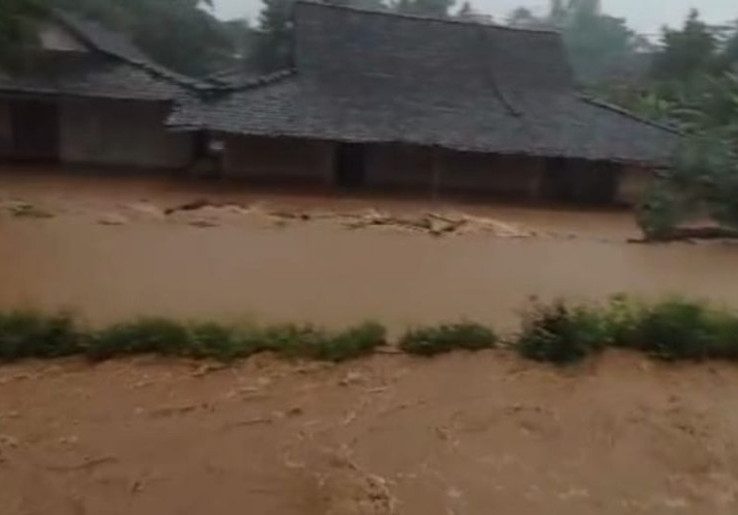 Desa di 3 Kecamatan Boyolali Terendam Banjir, Tinggi Air Nyaris Mencapai Atap Rumah