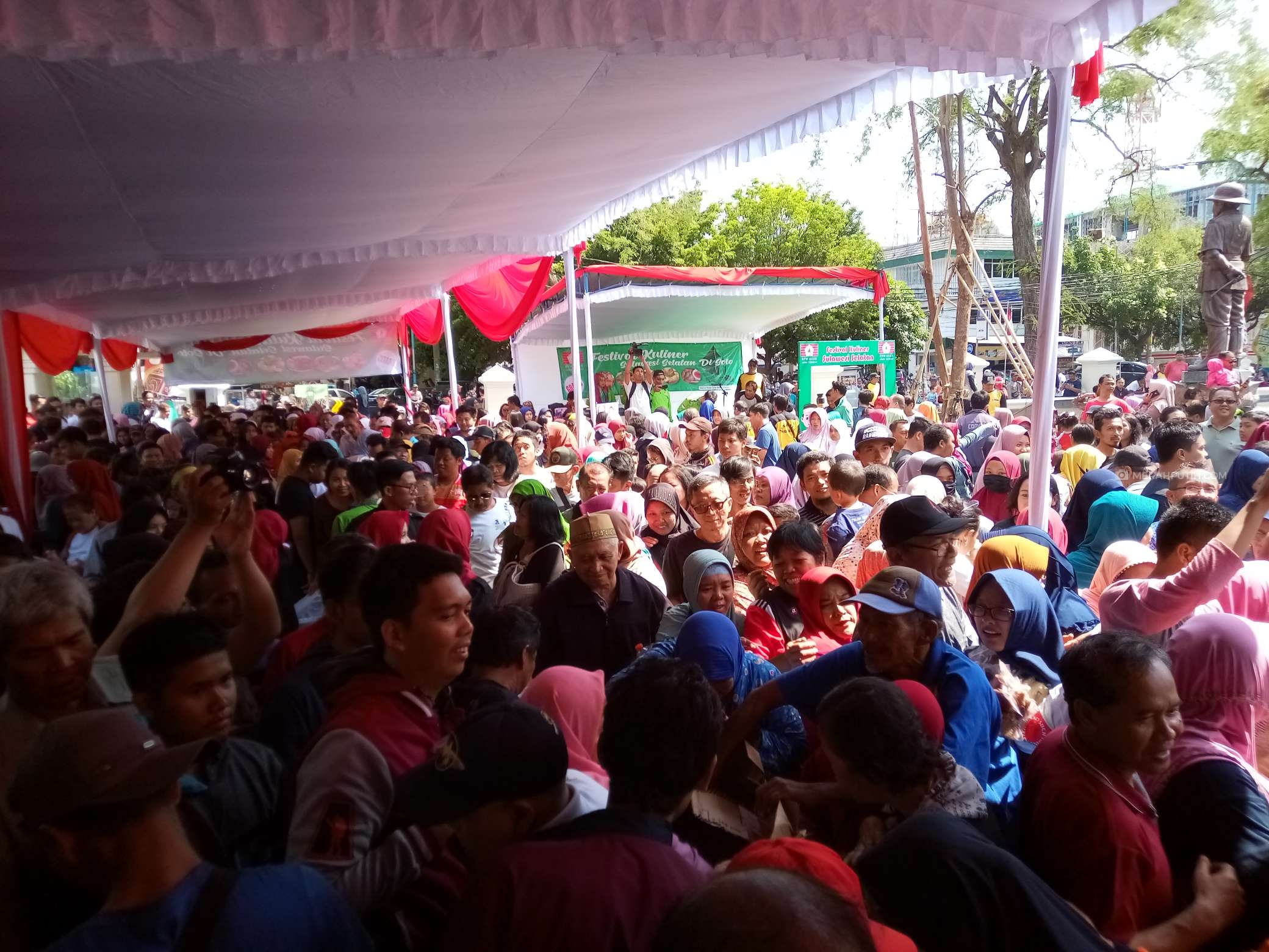 Ibunda Jokowi Buka Festival Kuliner Sulsel, Ratusan Warga Berebut 6.000 Makanan Gratis
