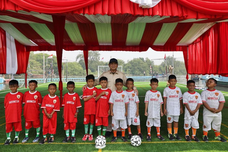 Prabowo Berusaha Cetak Gol Saat Main Bola Bareng Anak-Anak di Muara Angke