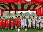 Prabowo Berusaha Cetak Gol Saat Main Bola Bareng Anak-Anak di Muara Angke