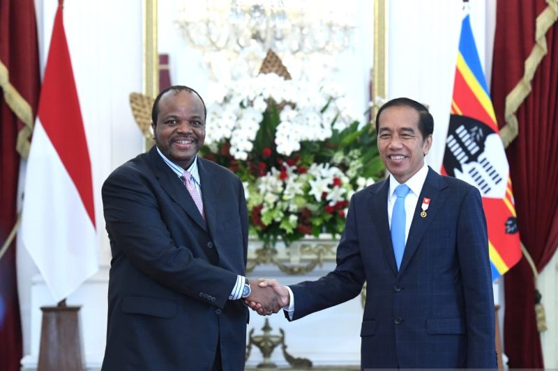 Presiden RI Joko Widodo (Jokowi) menerima kunjungan Raja Eswatini, Raja Mswati III, di Istana Merdeka, Jakarta, Rabu (24/8/2022), untuk membahas berbagai upaya meningkatkan kerja sama ekonomi kedua negara. ANTARA/HO-Biro Pers Sekretariat Presiden/Kris