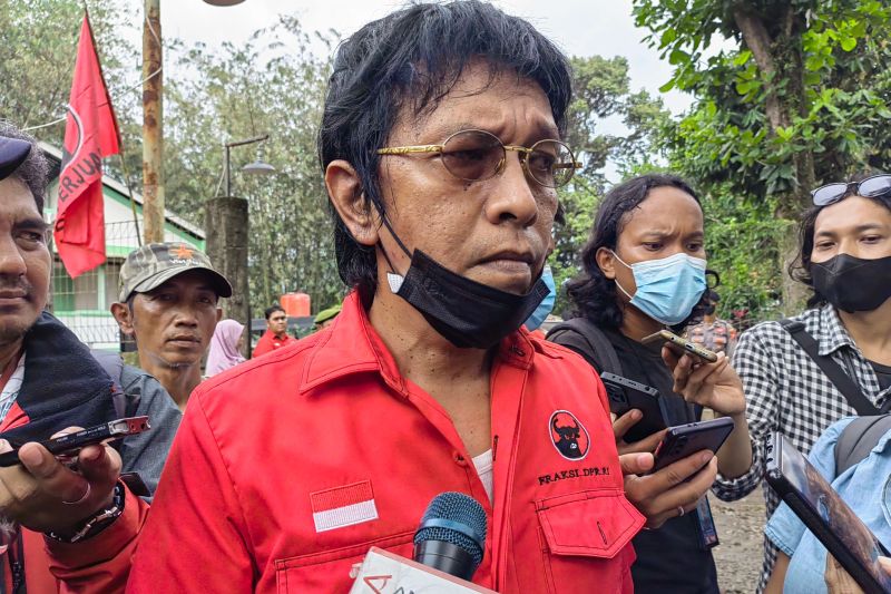 Respons Pernyataan AHY, Adian Sebut Jokowi Tidak Hanya Beri BLT
