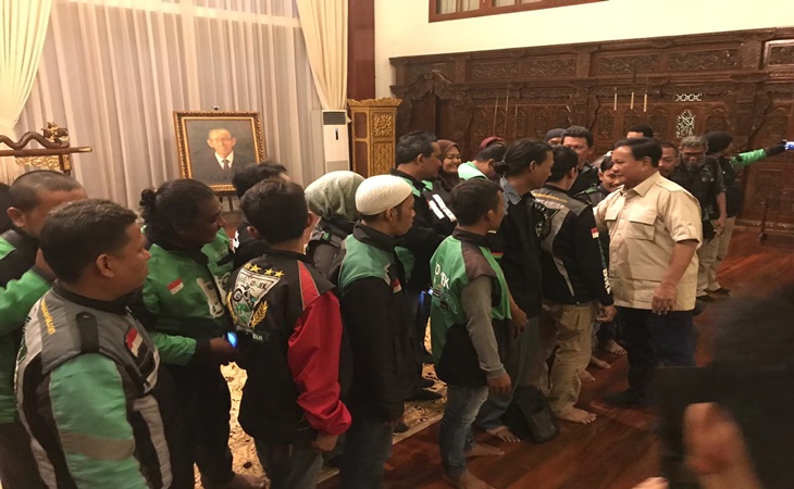 Prabowo bersama para pengemudi ojol 