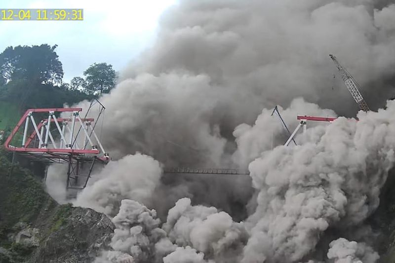 Material Erupsi Lontaran Batuan Pijar Gunung Semeru Capai Radius 8 kilometer