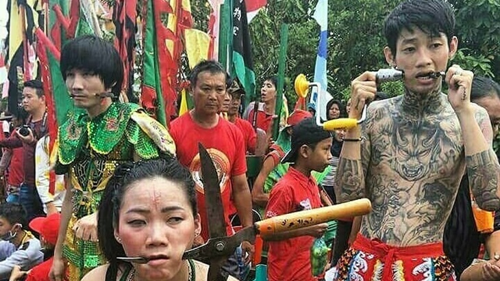 Pertunjukan Tatung di Cap Go Meh. (Instagram/@busur_angin)