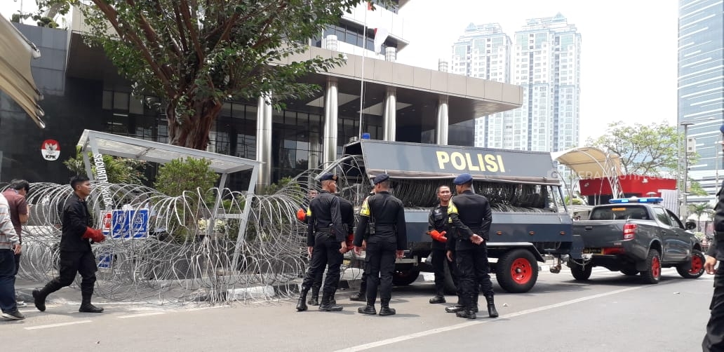 Jelang Demo PMII Tolak Imam Nahrawi Tersangka, Polisi Pasang Kawat Berduri di KPK