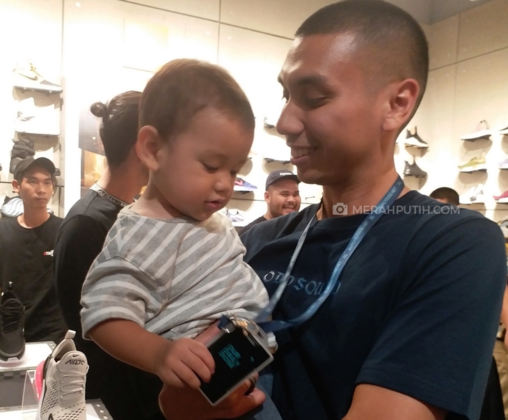 Rayi dengan anaknya (MP/Iftinavia Pradinantia)