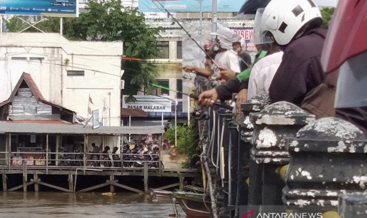 Warga Terdampak Banjir Kalsel Ramai-ramai Memancing Ikan Lepas