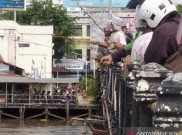 Warga Terdampak Banjir Kalsel Ramai-ramai Memancing Ikan Lepas
