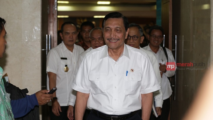 Luhut Pastikan Layanan KRL Tidak Akan Dihentikan