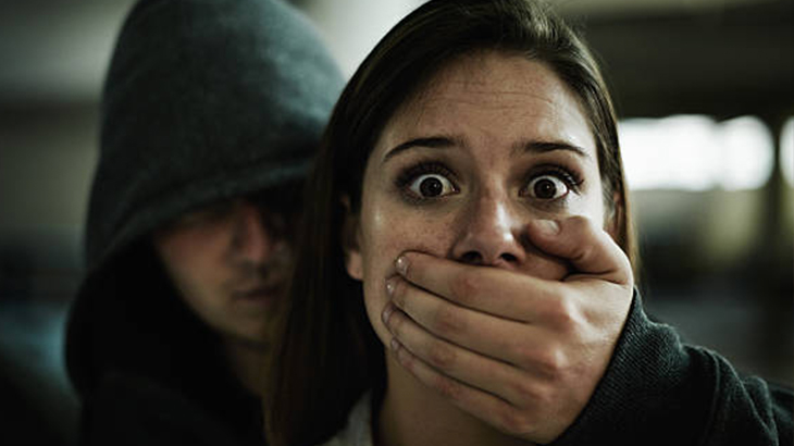 Aris Gagahi PA Sambil Mengancam Mencekik Lehernya 