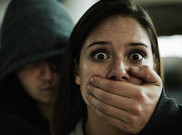 Aris Gagahi PA Sambil Mengancam Mencekik Lehernya 