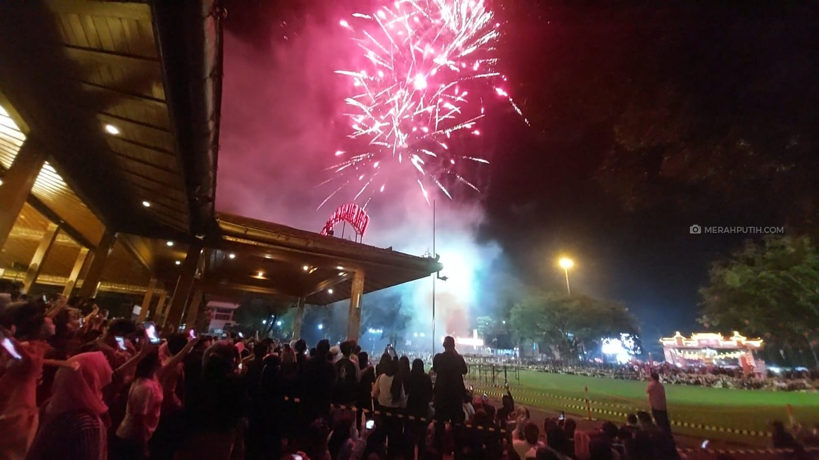 Pesta Kembang Api Selama 20 Menit Meriahkan Pergantian Tahun Baru Imlek di Solo