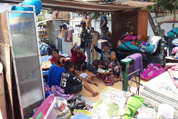 Warga korban penggusuran di Jalan Sunter Agung Perkasa VIII, Kecamatan Tanjung Priok, Jakarta Utara masih bertahan di puing-puing bangunan bekas rumah mereka, Sabtu (16/11/2019) (ANTARA/Fauzi Lamboka)