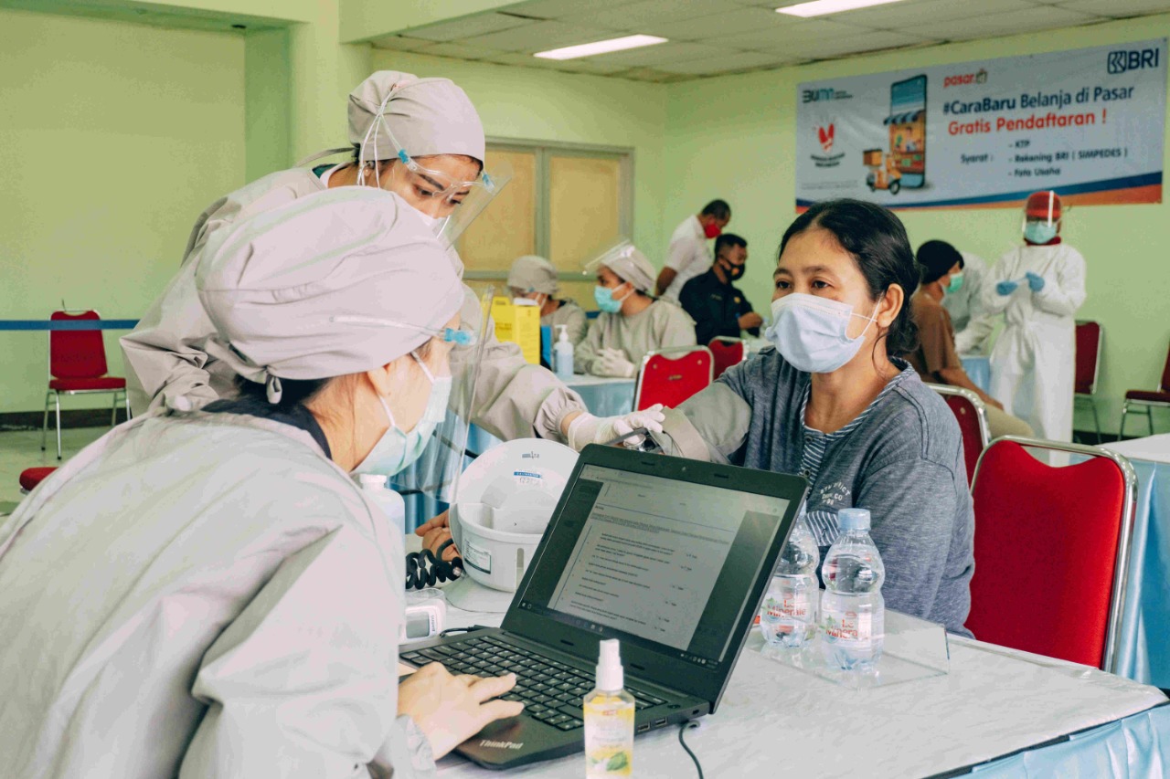 Peserta vaksinasi COVID-19 di Yogyakarta mendapatkan hadiah sebotol air mineral dari Le Minerale. Foto: Humas Le Minerale