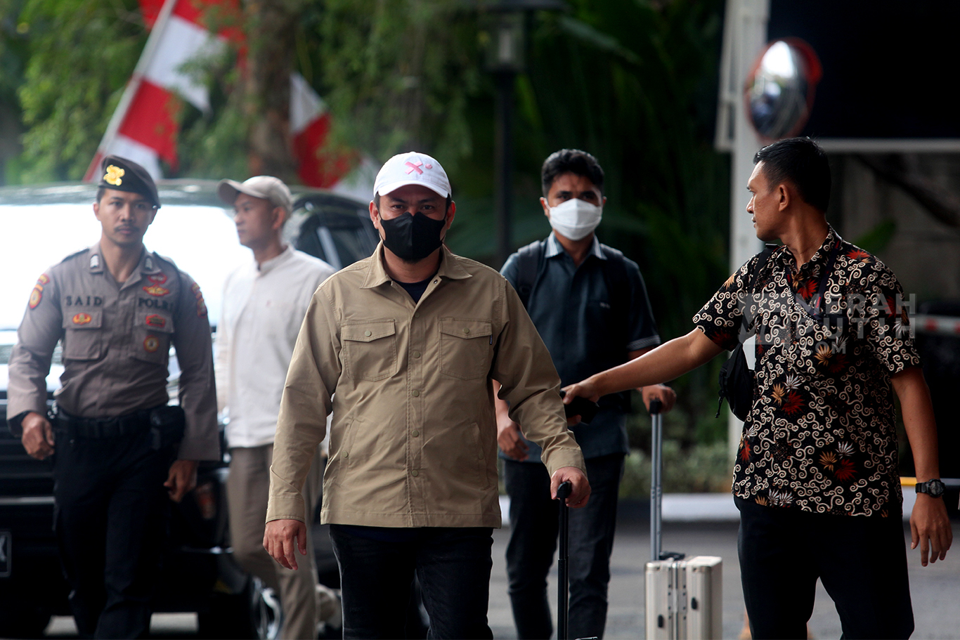 Terjaring OTT, Bupati Kolaka Timur Abdul Azis Bungkam saat Tiba di Markas KPK