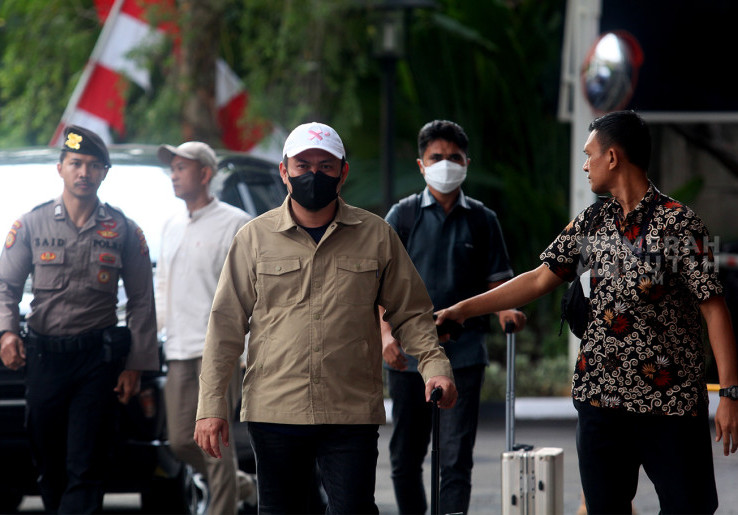 Terjaring OTT, Bupati Kolaka Timur Abdul Azis Bungkam saat Tiba di Markas KPK
