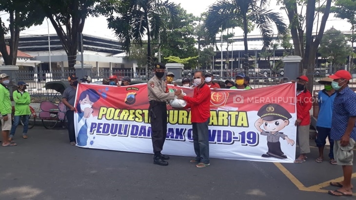 Polda Jateng Bagikan Sembako Buat Ojol dan Pengayuh Becak Terdampak COVID-19