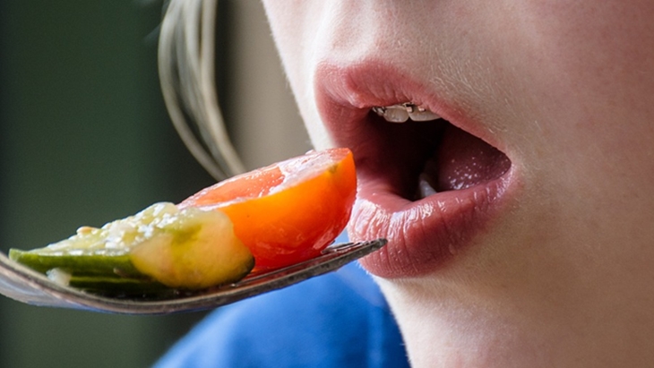 Makan jagung rebus sebaiknya dipipil lebih dulu. (Foto: Pixabay/Anemone123)