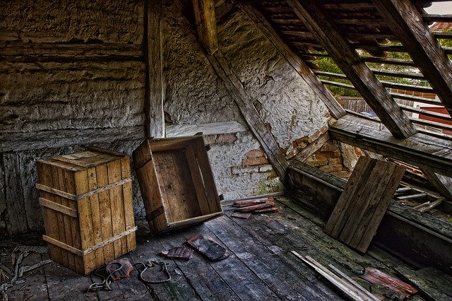 Perbaiki atap rumah yang rusak. (Foto: Pixabay/FrankWinkler)