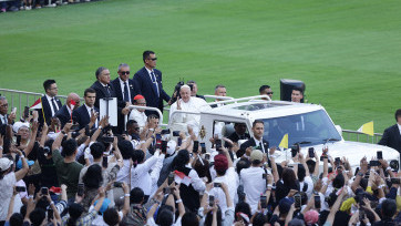 Aksi Paus Fransiskus Naik Mobil Maung MV3 Sapa Ribuan Umat Katolik di Stadion GBK