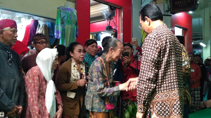Blusukan ke Pasar Beringharjo, Sri Sultan HBX Dengar Curhatan Pedagang
