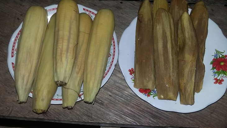 Jagung rebus (kiri) dan katumbu gola penganan khas Pulau Muna, Sulawesi Tenggara. (Facebook/ ija.waode)