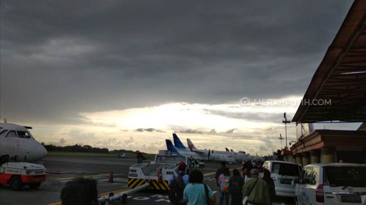  Pesawat Lion Air mendarat di lintasan Bandara Internasonal Adi Soemarmo Solo, Jawa Tengah. (MP/Ismail)