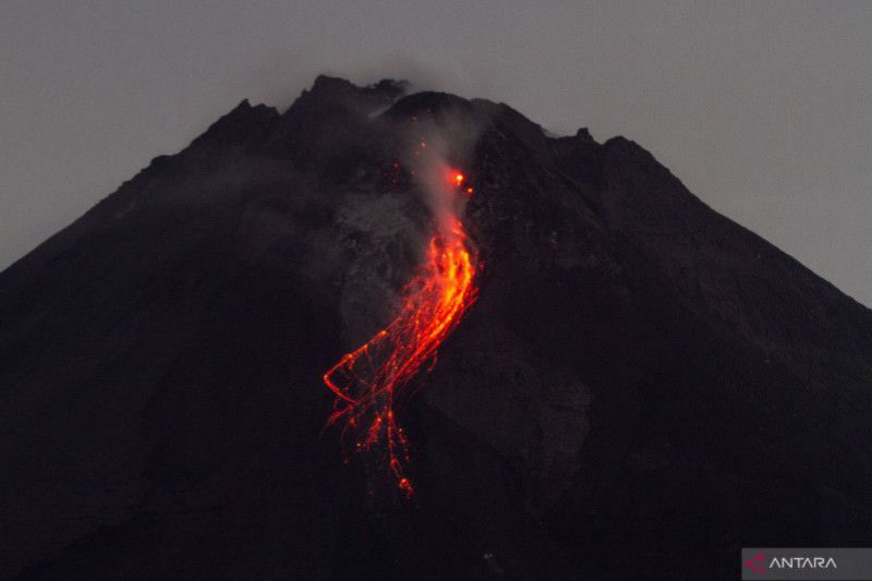 Gunung Merapi Keluarkan 23 Guguran Lava Pijar Sejak Pagi Hari