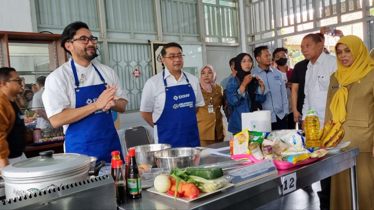 Menteri Ekraf Latih Siswa SMK Jadi Juru Masak Program Makan Bergizi Gratis