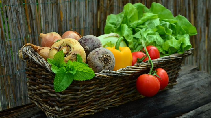 Kacang, buah, dan sayur. (Pixabay/congerdesign)