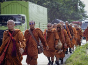 Jelang Hari Raya Waisak, Bhikkhu Thudong yang Jalan Kaki ke Borobudur Mampir di Vihara Dhamma Sundara, Solo