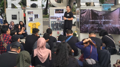 Ketika Monas Jadi Saksi Bisu Duka Indonesia Atas Kepergian Chester Bennington