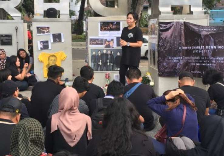 Ketika Monas Jadi Saksi Bisu Duka Indonesia Atas Kepergian Chester Bennington