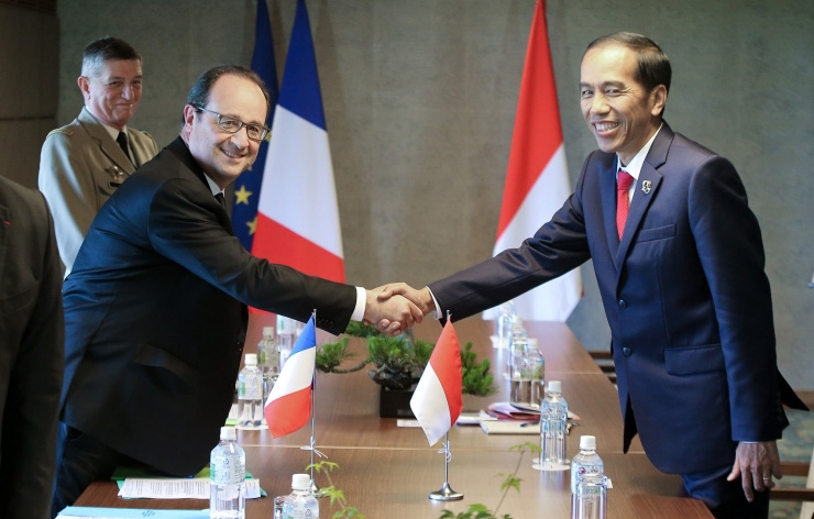 Jokowi dan Hollande Berbincang Santai di Beranda Istana 