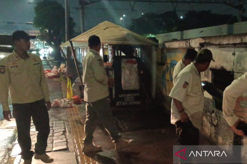 Satpol PP Grebek Lokasi Diduga Prostitusi di Balik Tembok Rel Jatinegara, 3 Wanita dan Miras Diamankan!
