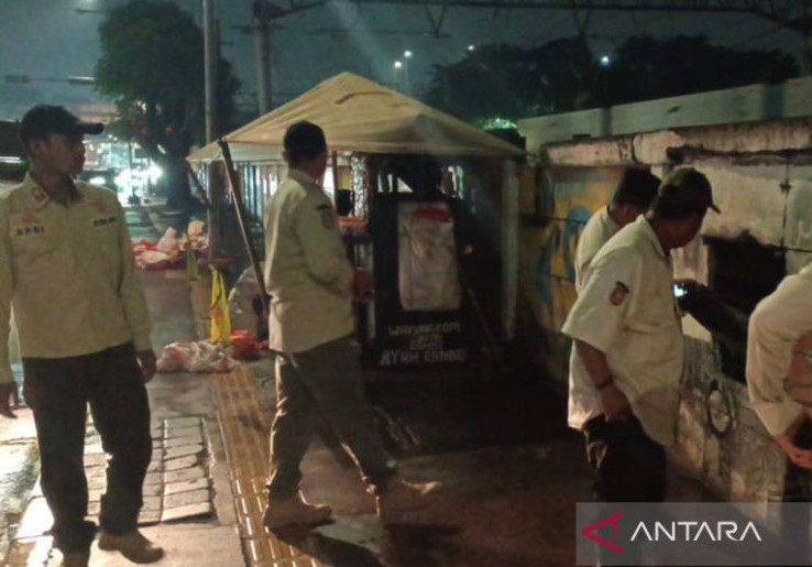 Satpol PP Grebek Lokasi Diduga Prostitusi di Balik Tembok Rel Jatinegara, 3 Wanita dan Miras Diamankan!