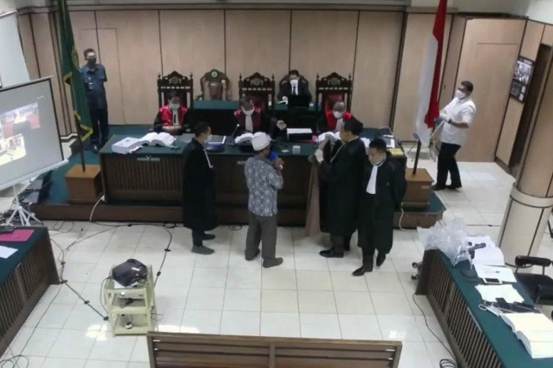 Tangkapan layar dari siaran langsung saat Saksi Nursalim mengecek bukti baju gamis milik Novel Baswedan yang dibawa Jaksa di Pengadilan Negeri Jakarta Utara, Rabu (6/5/2020). (ANTARA/Livia Kristianti)