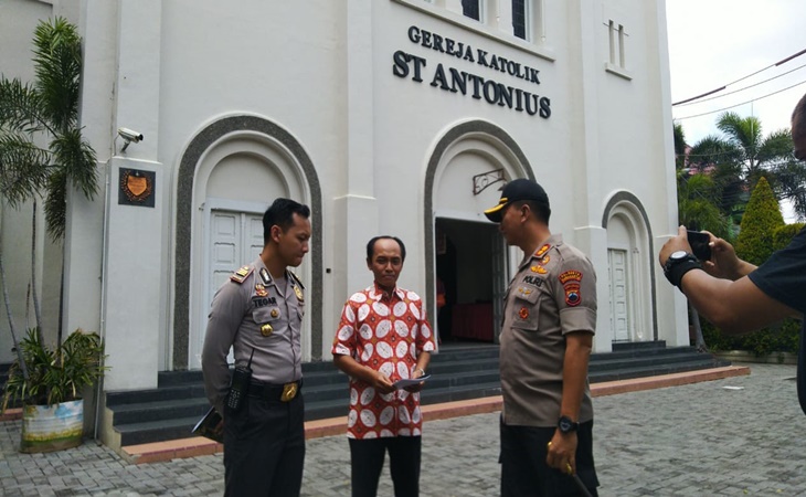 Kapolresta Surakarta AKBP Andy Rifai mengecek keamanan Gereja Santo Antonius Purbayan Solo