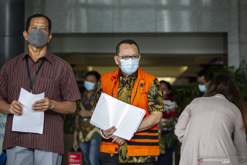 Tersangka mantan Sekretaris Mahkamah Agung (MA) Nurhadi (tengah) usai menjalani pemeriksaan di Gedung Merah Putih KPK, Jakarta, Kamis (15/4/2021). ANTARA FOTO/Dhemas Reviyanto/rwa