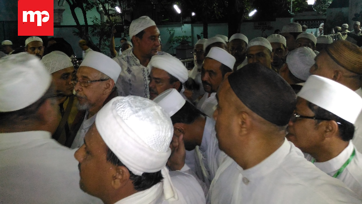 Meski Sempat Ditentang, Habib Rizieq Tetap Tiba di Masjid Sunan Ampel