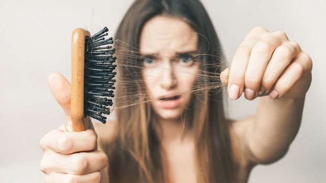 mengatasi rambut rontok bukanlah hal sulit (Sumber: thealternativedaily.com)