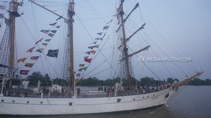 Tiang KRI Dewaruci Patah Saat Arungi Laut Selatan Australia