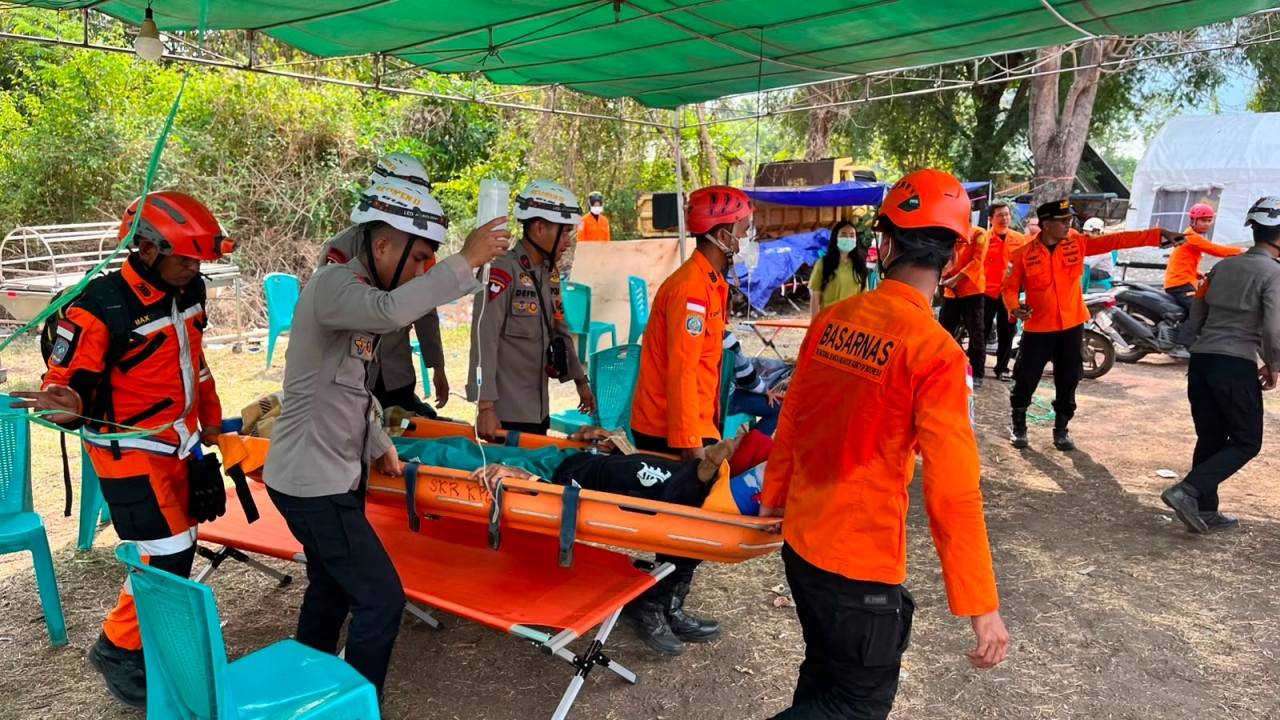 Hari Keenam Pascagempa NTT, Polri Kerahkan Brimob hingga Starlink untuk Bantu Pengungsi