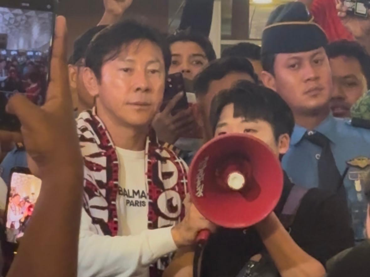 Terharu Diantar Suporter Timnas Indonesia Sebelum Bertolak ke Korsel, Shin Tae-yong Kirim Pesan ke Pemain Timnas