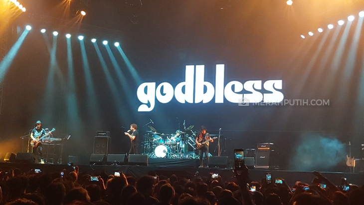 Band Rock God Bless mengibur penonton dalam konser Deep Purple di Edutorium Universitas Muhammadiyah Surakarta (UMS), Jumat (10/3) malam. (MP/Ismail)