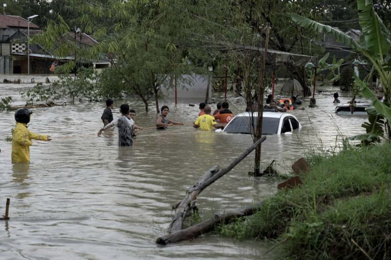 Perum Dinar Indah Semarang Diterjang Banjir, 1 Warga Tewas