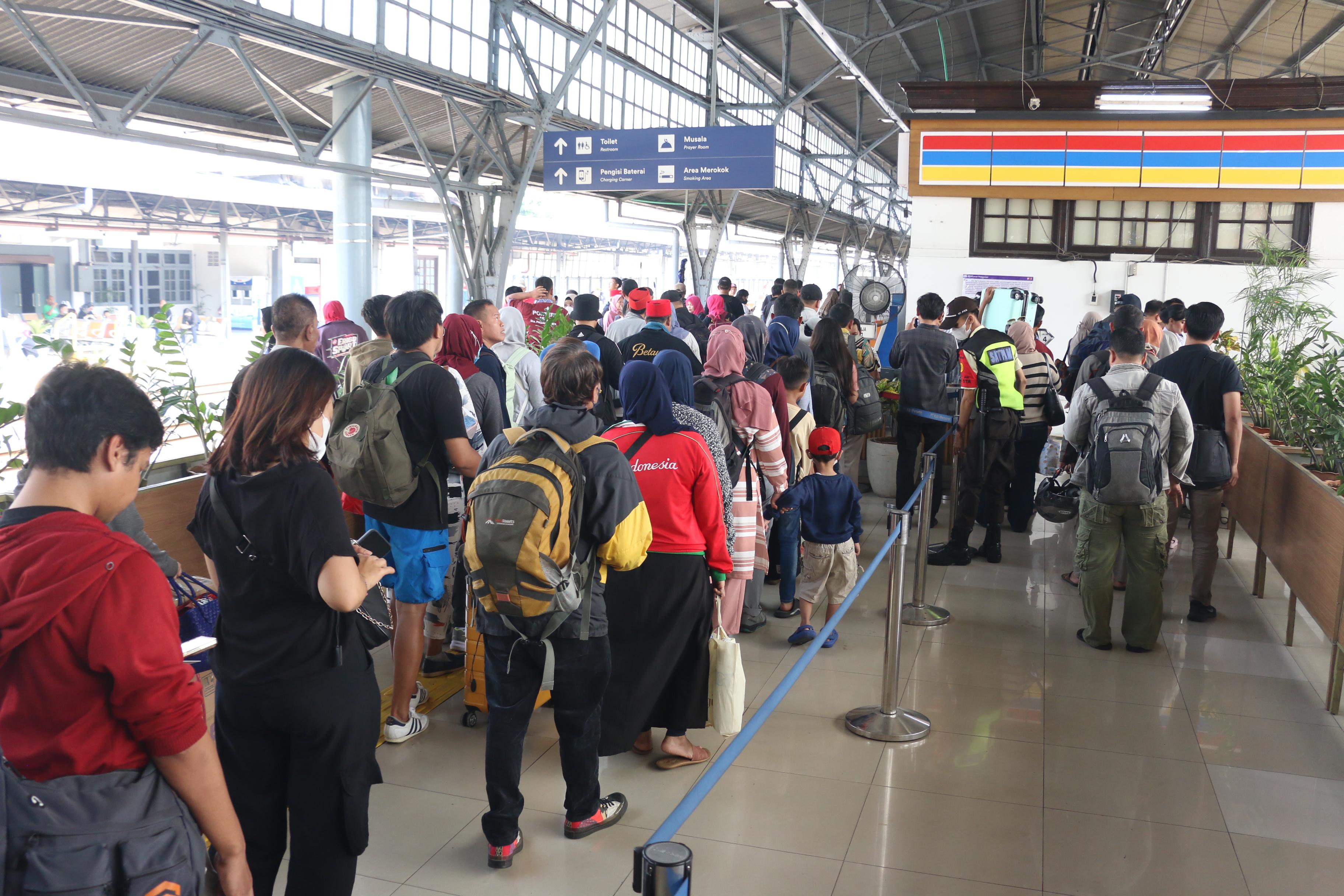 Ada Perayaan HUT ke-80 TNI di Monas, Penumpang KA Jarak Jauh Diminta Naik di Stasiun Jatinegara